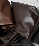 Detalle de cuero vacuno encerado con aceite y brillo natural en bolso tote retro