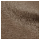 Detalle textura granulada de cuero vacuno genuino en bolso tote artesanal premium