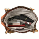 Interior amplio de bolso tote monograma con celular paraguas y billetera adentro