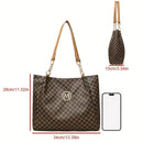 Detalle de estampado monograma letra M y medallón circular dorado en bolso tote
