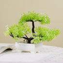 Bonsái artificial de mesa en maceta en composición minimalista para decorar