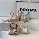 Cartera bordada oriental en cuatro colores: rosa azul rojo y blanco