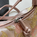 Detalle de bordado floral oriental con hilos dorados y cuentas vintage