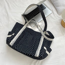 Detalle tela canvas lunares con encaje crochet en cartera tote vintage