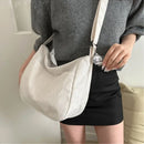 Cartera crossbody de pana blanca combinada con look femenino diario