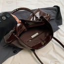 Interior espacioso de cartera vintage con tablet celular y libreta dentro