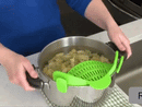 Colador con clip para ollas escurriendo pasta directamente desde la olla sin desorden