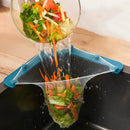Colador triangular reteniendo restos de comida y dejando pasar el agua