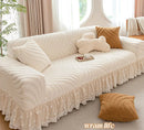 Cubre sofá jacquard con volado blanco en living luminoso y acogedor