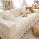 Cubre sofá jacquard con volado blanco en living luminoso y acogedor de estilo boutique