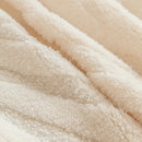 Detalle de textura jacquard 350gsm en cubre sofá blanco con relieve y tacto suave