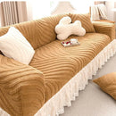 Cubre sofá jacquard con volado caqui en living acogedor y elegante de estilo romántico