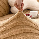 Detalle de textura jacquard 350gsm en cubre sofá caqui con relieve y tacto suave