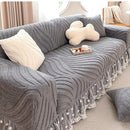 Cubre sofá jacquard con volado gris en living elegante y acogedor de estilo refinado