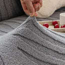Detalle de textura jacquard 350gsm en cubre sofá gris con relieve y tacto premium
