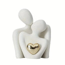 Estatua pareja abrazo romántico con corazón dorado detalle del acabado y textura