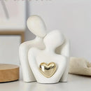 Estatua pareja abrazo romántico con corazón dorado set de 2 piezas minimalista