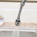 Extensor de grifo acero inoxidable flexible instalado en canilla de cocina con chorro de agua