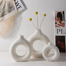 Florero nórdico decorativo de plástico en blanco en ambiente minimalista