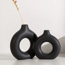 Florero nórdico decorativo de plástico en negro con arreglo floral