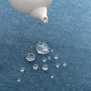 Detalle de funda impermeable para sofá repeliendo gotas de agua y líquidos