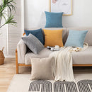 Funda impermeable para sofá combinada con madera y decoración natural