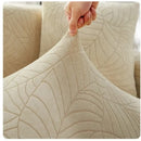 Detalle de textura jacquard con relieve de hojas en funda para sofá blanca premium