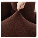 Detalle de textura jacquard con relieve de hojas en funda para sofá marrón oscuro premium