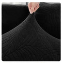Detalle de textura jacquard con relieve de hojas en funda para sofá negra premium