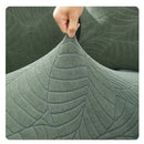 Detalle de textura jacquard con relieve de hojas en funda para sofá verde salvia premium
