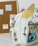 Ventana transparente de ita bag exhibiendo pins peluches y badges anime