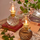 Lámpara de aceite vintage de vidrio en mesa rústica, estilo clásico decorativo