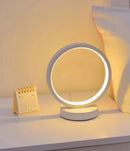 Lámpara de mesa aro LED 20cm regulable USB encendida en mesita, luz cálida