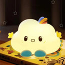 Lámpara nocturna nube cute encendida en mesita con luz cálida suave