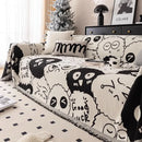 Manta cubre sofá antideslizante con estampa animada doodle blanco y negro en living moderno