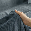 Detalle de textura chenille en manta cubre sofá jacquard espiga azul