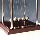 Péndulo de Newton decorativo de metal con detalle de bolas de acero y acabado