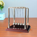 Péndulo de Newton decorativo de metal en escritorio, ideal para decoración y relax