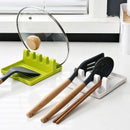 Porta cuchara para cocina sosteniendo varios utensilios al mismo tiempo en la encimera