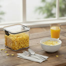 Pote hermético apilable 700 ml en bancada con desayuno servido cereal y jugo natural