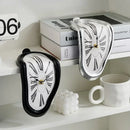 Reloj de pared derretido surrealista en decoración moderna, efecto artístico