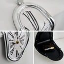 Reloj de pared derretido surrealista detalle de plexiglás y acabado del marco
