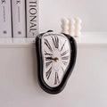 Reloj de pared derretido surrealista con números romanos y agujas visibles