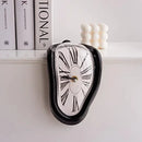Reloj de pared derretido surrealista con números romanos y agujas visibles