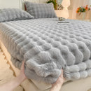 Sábana ajustable felpa plush invierno en cama completa con textura esponjosa