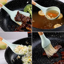 Set de utensilios de cocina de silicona con mango de madera en uso diario, cocina organizada

