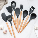 Set de utensilios de cocina de silicona con mango de madera en bancada minimalista