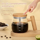 Taza mezcladora automática activándose con un toque en la tapa de madera