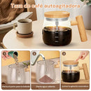 Taza mezcladora automática preparando bebida en tres pasos simples